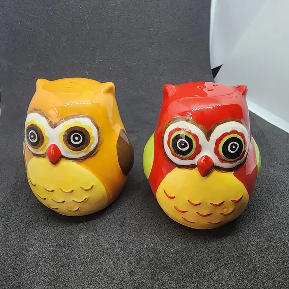 Kitschy Owl Salt And Pepper Shakers - Picture 3 of 11